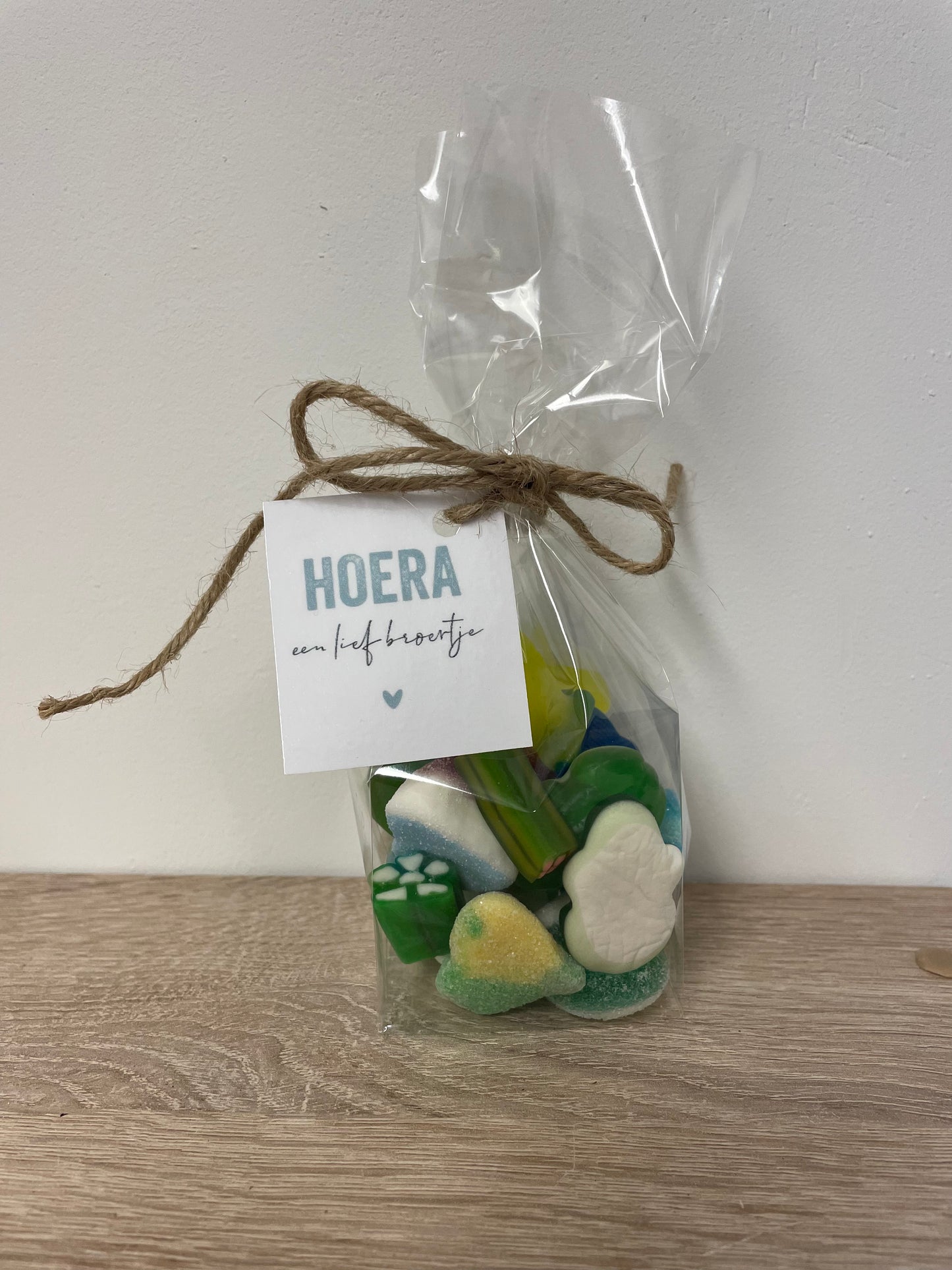 Cellofaanzakje traktatie "hoera een broertje"