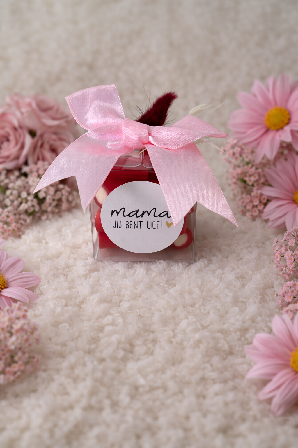 Moederdag kubus " Mama jij bent lief" met strik en droogbloemen