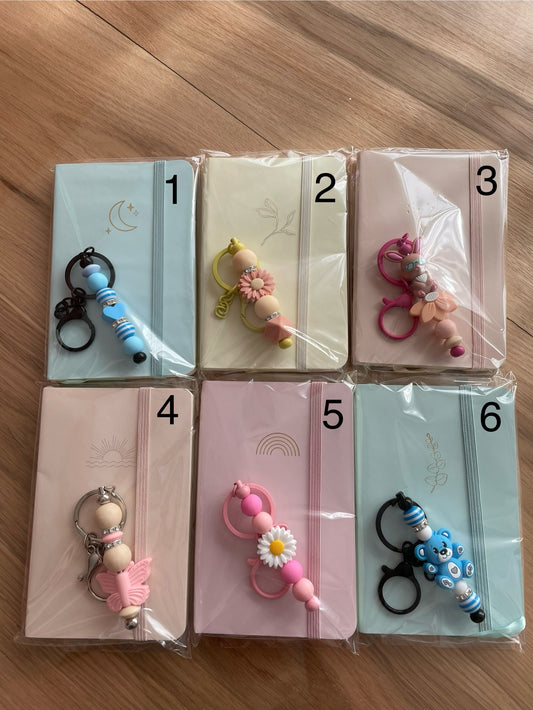 Kado met boekje en sleutelhanger
