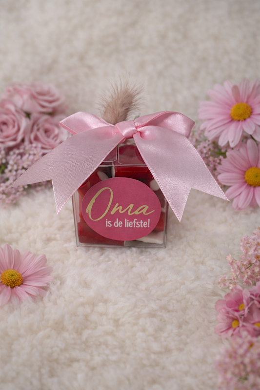 Moederdag kubus " Oma is de liefste " (hardroze) met strik en droogbloemen