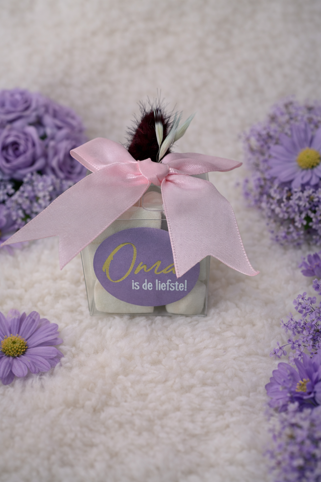 Moederdag kubus " Oma is de liefste! " (paars) met strik en droogbloemen