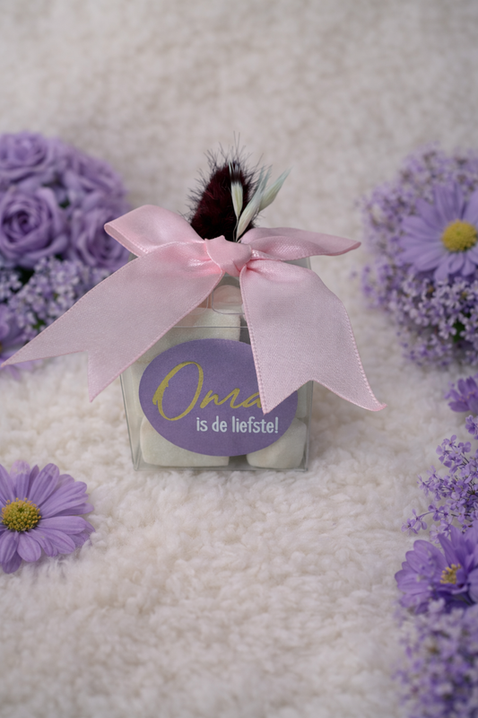 Moederdag kubus " Oma is de liefste! " (paars) met strik en droogbloemen