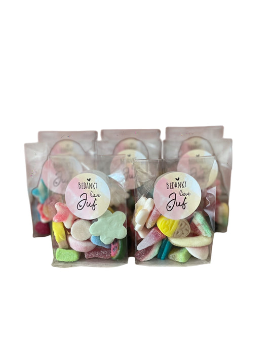 Cellofaan zakje met snoep en sticker 'juf of meester'